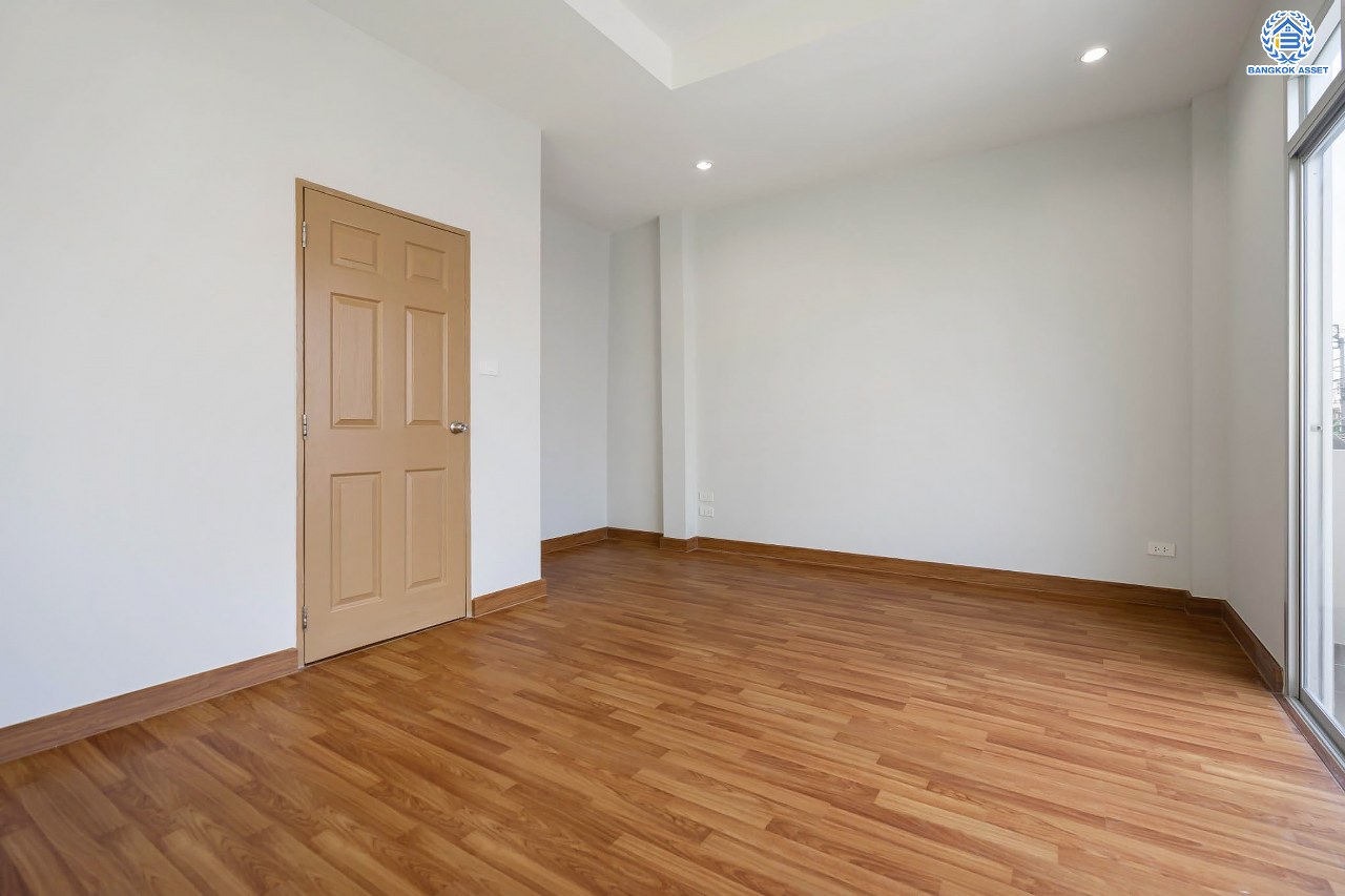 บ้านมือสองตกแต่งใหม่ โครงการ มณฑล4 บางใหญ่ เนื้อที่ 28.4 ตร.ว. ฟังก์ชัน 3 ห้องนอน 2 ห้องน้ำ จอดรถได้ 2 คัน รองรับทุกกิจกรรม บนทำเลเชื่อมต่อหลายเส้นทาง อาทิ ถนนแก้วอินทร์, ถนนกาญจนาภิเษก, ถนนรัตนาธิเบศร์ ใกล้รถไฟฟ้าสายสีม่วง "สถานีตลาดบางใหญ่" และจุดขึ้นทางด่วน "กาญจนาภิเษก"